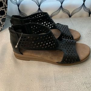 Wear Ever Fresca women’s sandals Black size 6,7.5,8 or 9